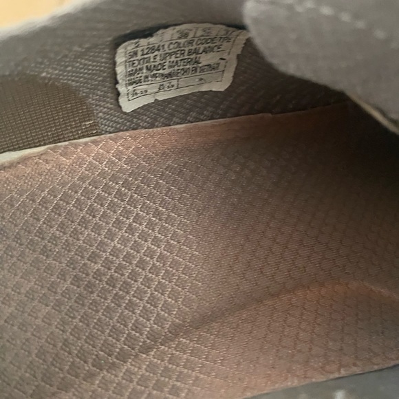 Deco lace stretch flat knit slip on with air cooled memory foam.
Size 8 US UK 38 - Picture 5 of 7